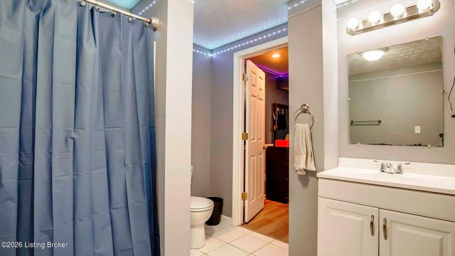 6102 Hunters Point Ct, Louisville, KY 40216