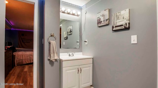 6102 Hunters Point Ct, Louisville, KY 40216