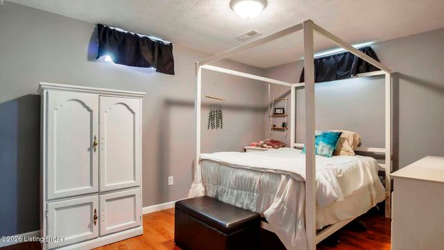 6102 Hunters Point Ct, Louisville, KY 40216