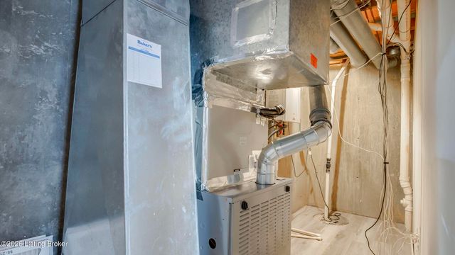 6102 Hunters Point Ct, Louisville, KY 40216