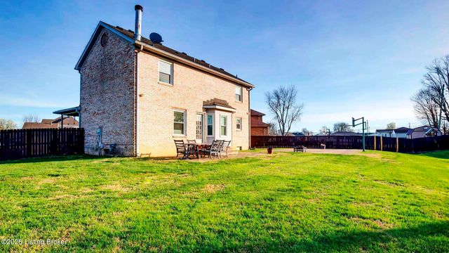 6102 Hunters Point Ct, Louisville, KY 40216