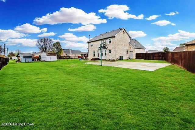 6102 Hunters Point Ct, Louisville, KY 40216