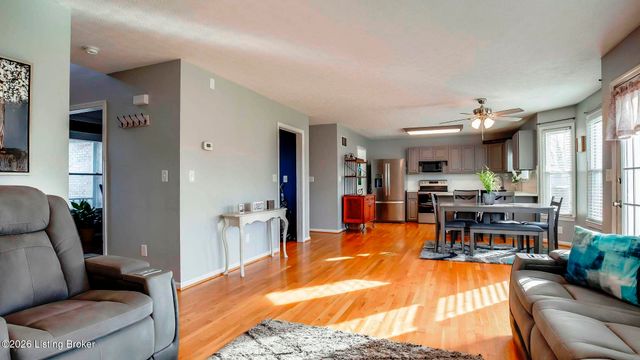 6102 Hunters Point Ct, Louisville, KY 40216