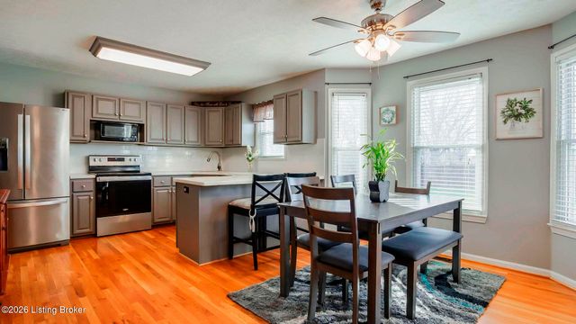 6102 Hunters Point Ct, Louisville, KY 40216