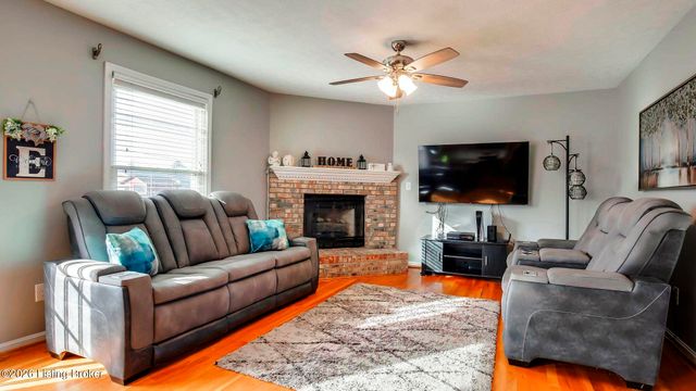 6102 Hunters Point Ct, Louisville, KY 40216