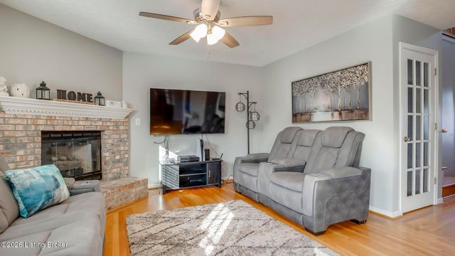 6102 Hunters Point Ct, Louisville, KY 40216