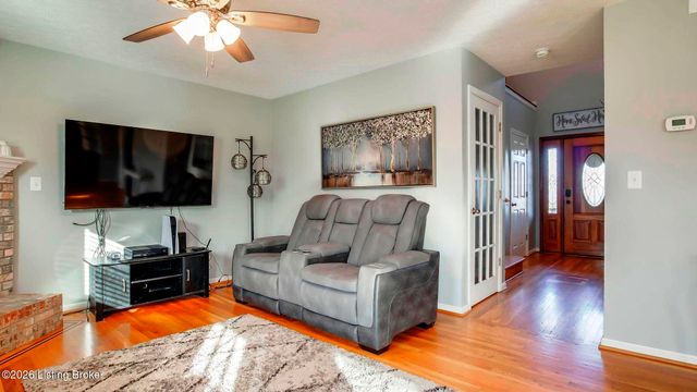 6102 Hunters Point Ct, Louisville, KY 40216
