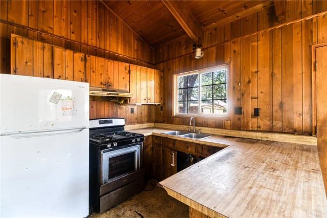 427 Holmes, Sugarloaf, CA 92386