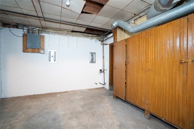 2214 Highway F48 Highway W, Newton, IA 50208