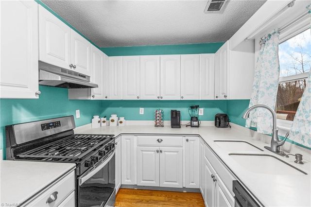 1320 Pebblebrook Road, Winston-salem, NC 27105