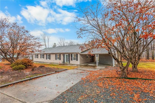 1320 Pebblebrook Road, Winston-salem, NC 27105