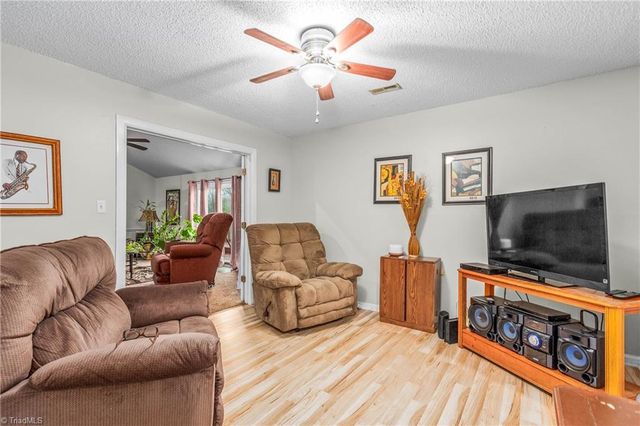 1320 Pebblebrook Road, Winston-salem, NC 27105