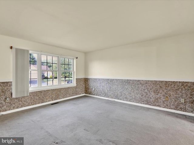 25 WAXWOOD RD, Shoemakersville, PA 19555
