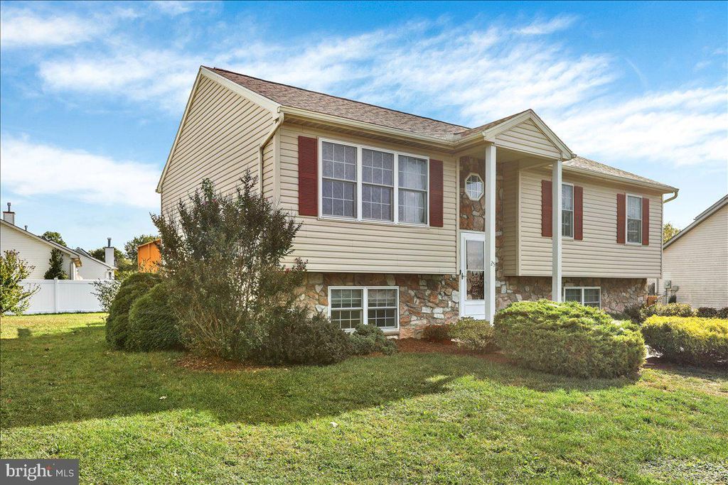 25 WAXWOOD RD, Shoemakersville, PA 19555