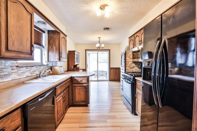 712 Wilkinson Drive, Moore, OK 73160