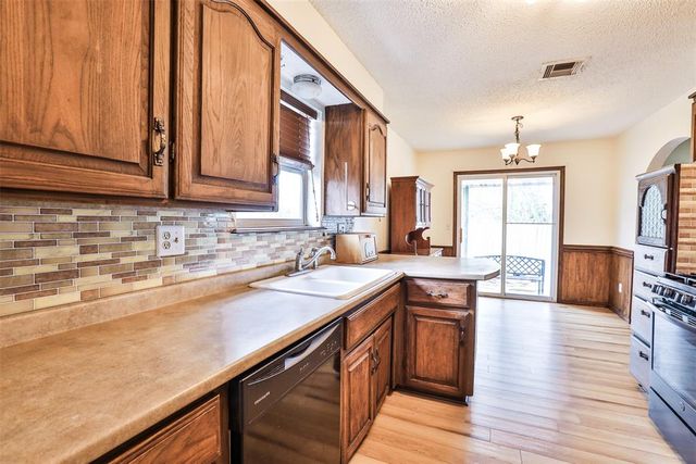 712 Wilkinson Drive, Moore, OK 73160