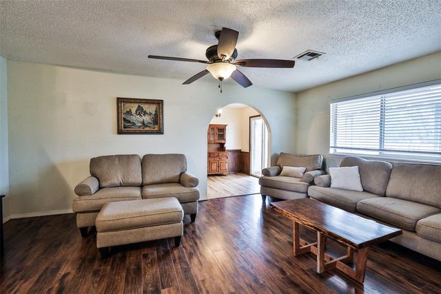 712 Wilkinson Drive, Moore, OK 73160