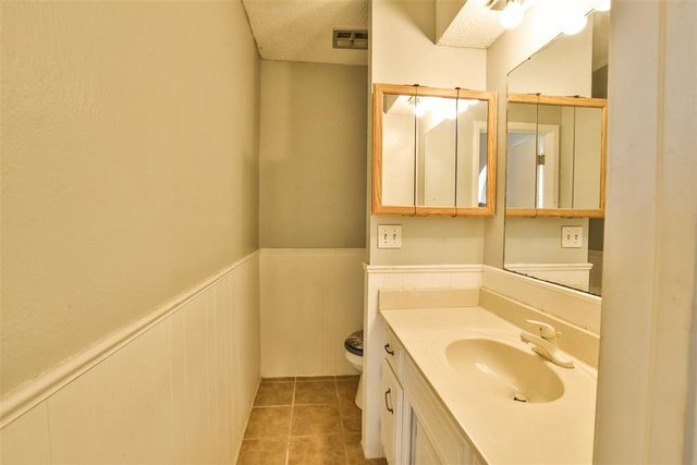 712 Wilkinson Drive, Moore, OK 73160