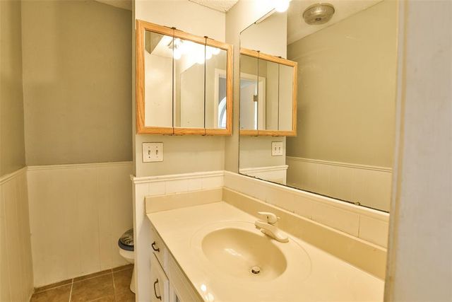 712 Wilkinson Drive, Moore, OK 73160