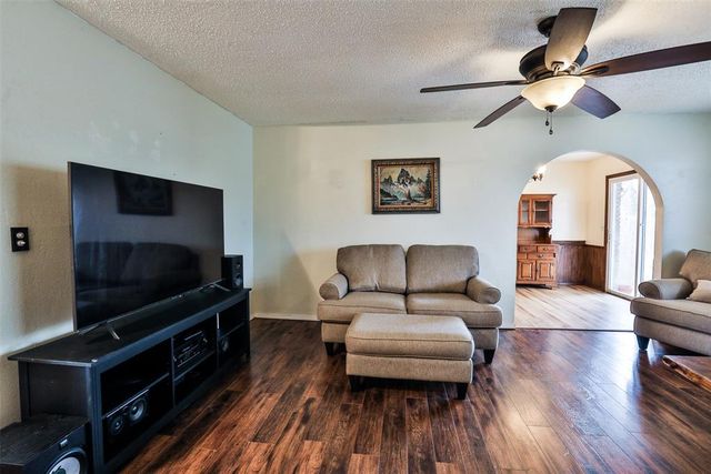 712 Wilkinson Drive, Moore, OK 73160