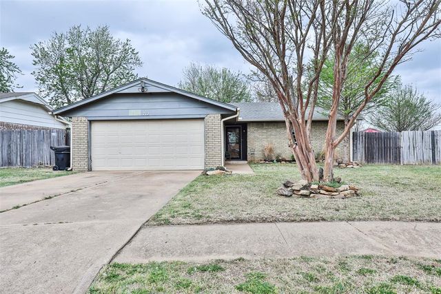712 Wilkinson Drive, Moore, OK 73160