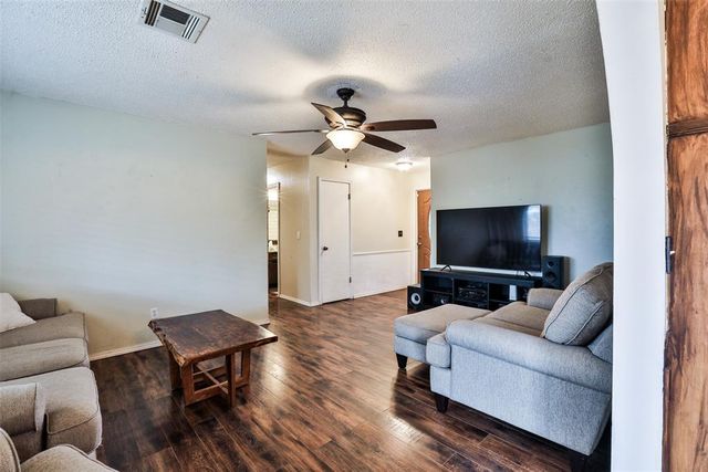 712 Wilkinson Drive, Moore, OK 73160