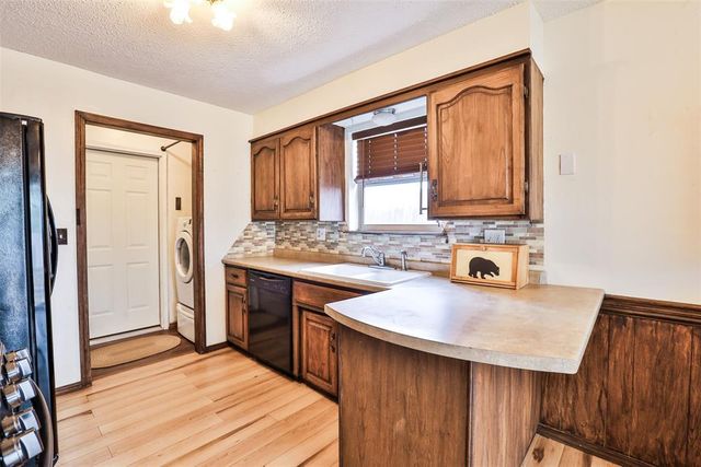 712 Wilkinson Drive, Moore, OK 73160