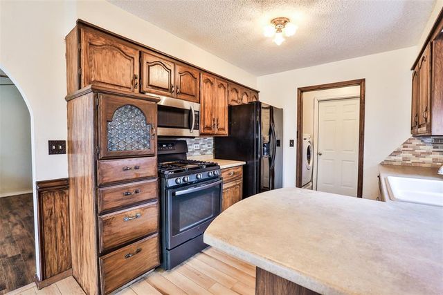 712 Wilkinson Drive, Moore, OK 73160