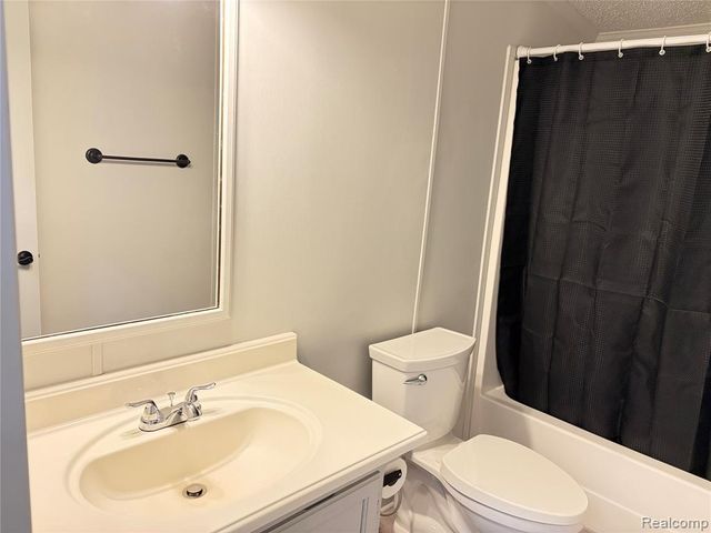 11312 N Lake Drive, Fenton, MI 48430