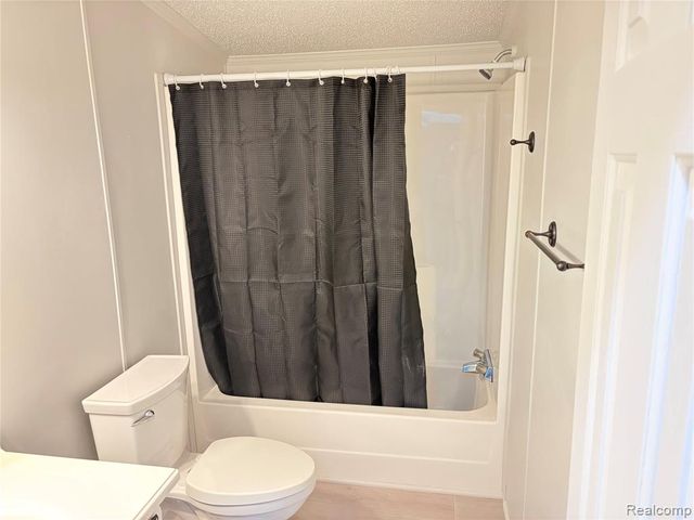 11312 N Lake Drive, Fenton, MI 48430