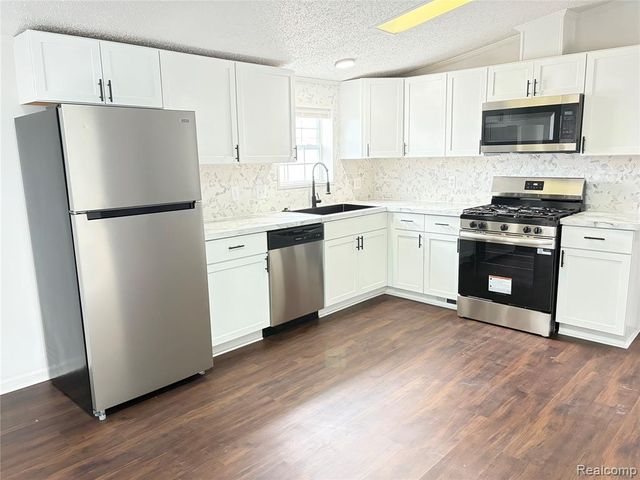 11312 N Lake Drive, Fenton, MI 48430