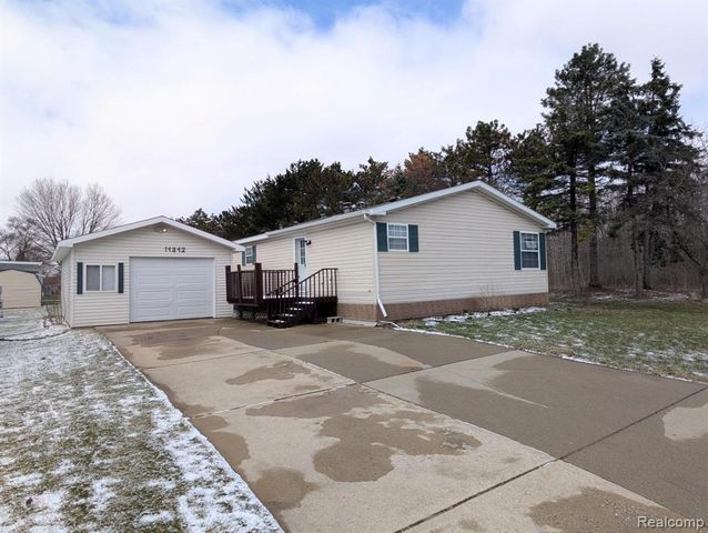 11312 N Lake Drive, Fenton, MI 48430
