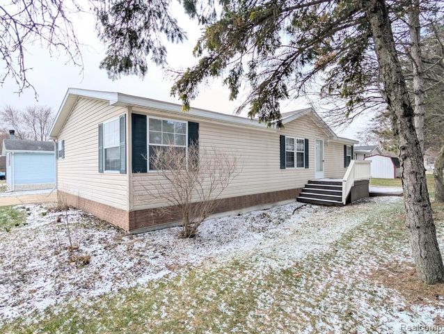 11312 N Lake Drive, Fenton, MI 48430