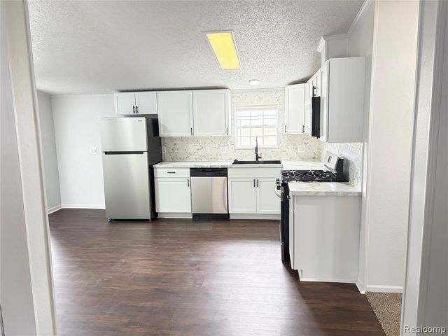 11312 N Lake Drive, Fenton, MI 48430