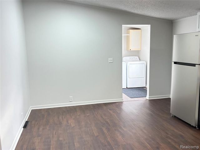 11312 N Lake Drive, Fenton, MI 48430