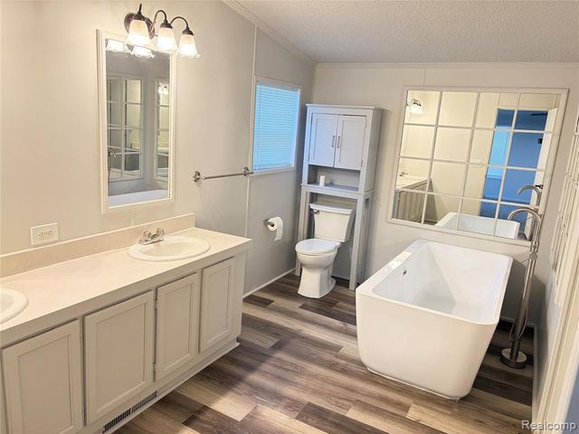 11312 N Lake Drive, Fenton, MI 48430