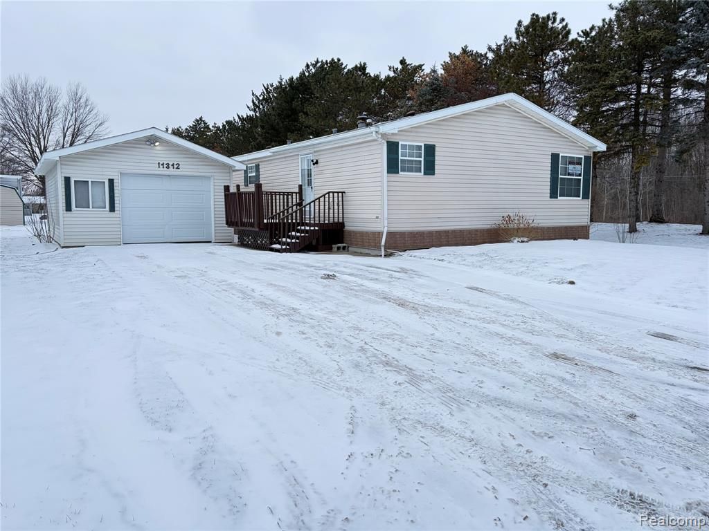 11312 N Lake Drive, Fenton, MI 48430