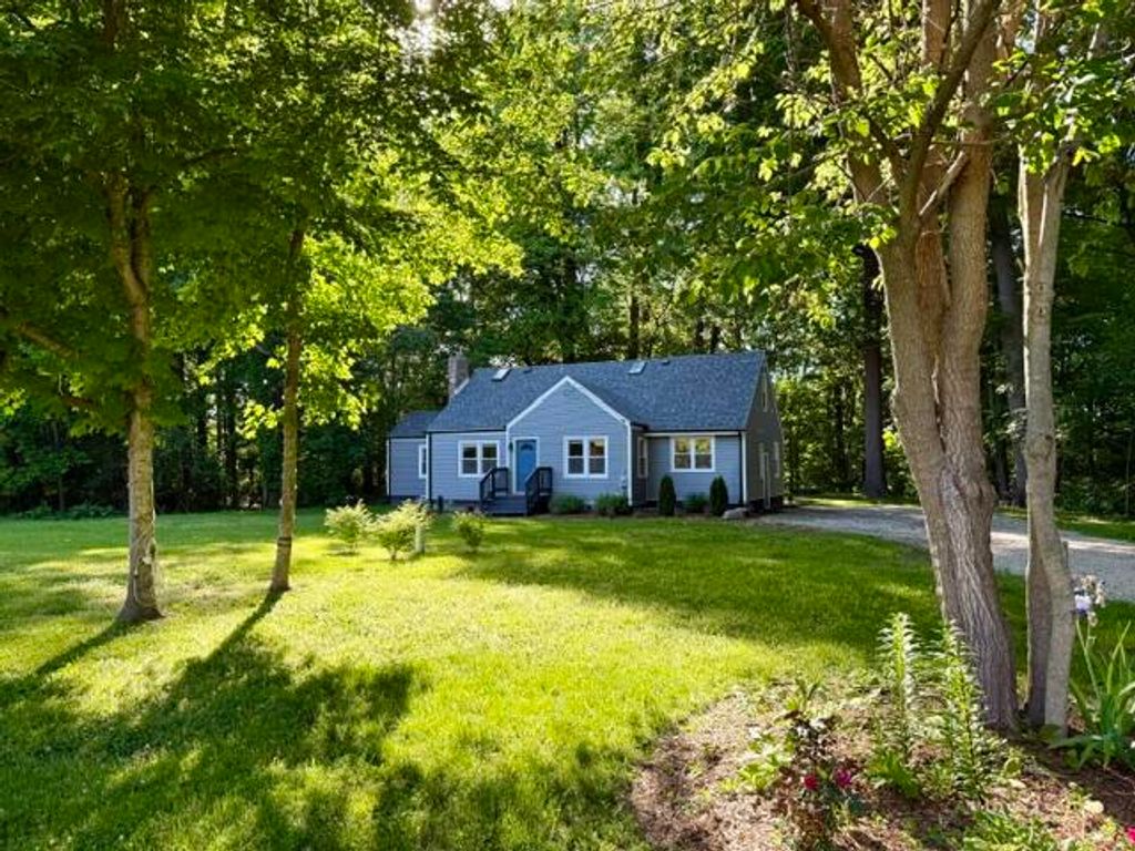 16002 Lakeside Road, Union Pier, MI 49129