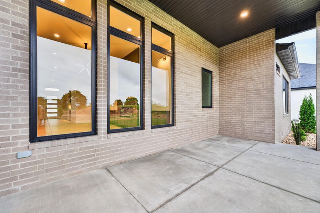 1861 E Skyline Avenue, Ozark, MO 65721