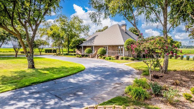 1902 E Schafer Road, Lonoke, AR 72086