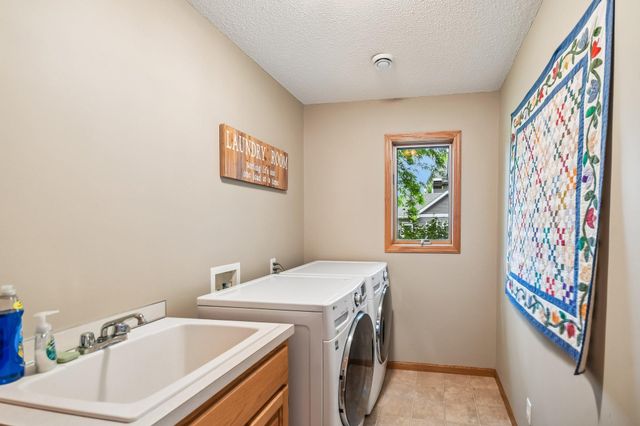 1066 Cripple Creek Pass, Lino Lakes, MN 55038