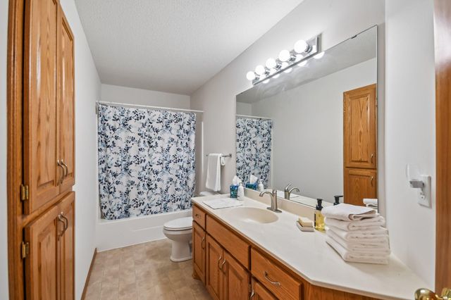 1066 Cripple Creek Pass, Lino Lakes, MN 55038