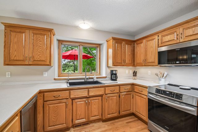 1066 Cripple Creek Pass, Lino Lakes, MN 55038