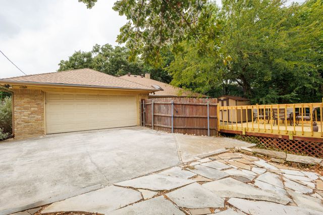 2818 N Creekwood Drive, Grapevine, TX 76051