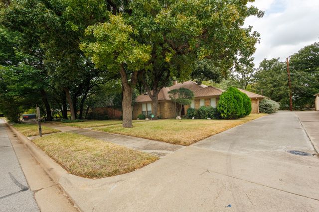 2818 N Creekwood Drive, Grapevine, TX 76051