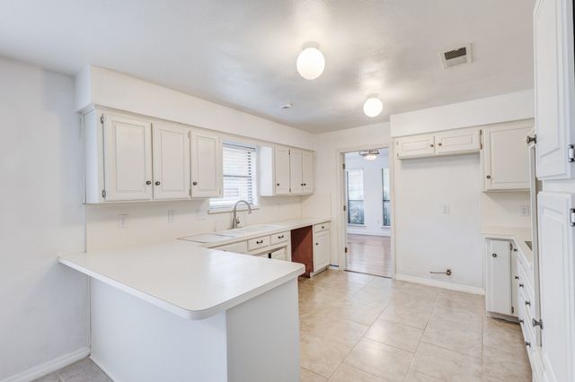 2818 N Creekwood Drive, Grapevine, TX 76051
