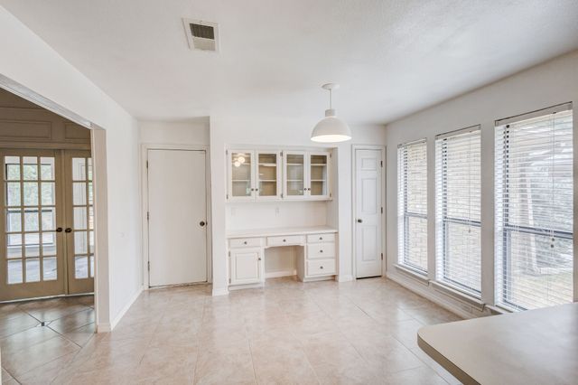 2818 N Creekwood Drive, Grapevine, TX 76051