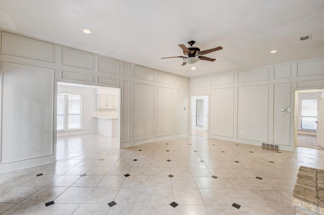 2818 N Creekwood Drive, Grapevine, TX 76051