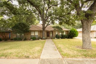 2818 N Creekwood Drive, Grapevine, TX 76051