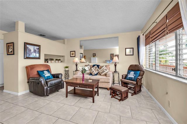 925 SW 11th Avenue Unit j17, Hallandale Beach, FL 33009